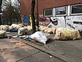Aus einem LkW abgeladene Mineralwolle (Sondermüll) vor einem Kindergarten